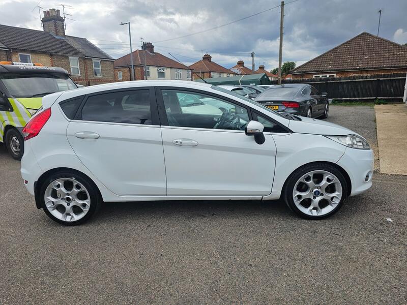 View FORD FIESTA 1.6 Titanium